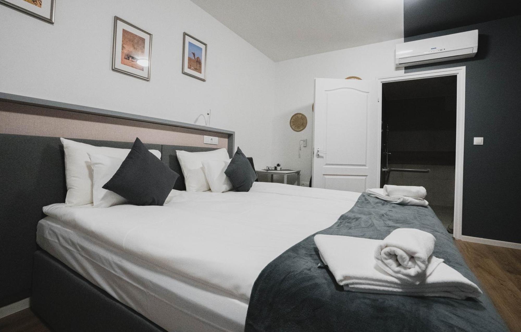 Safari Hotel Szeged Buitenkant foto