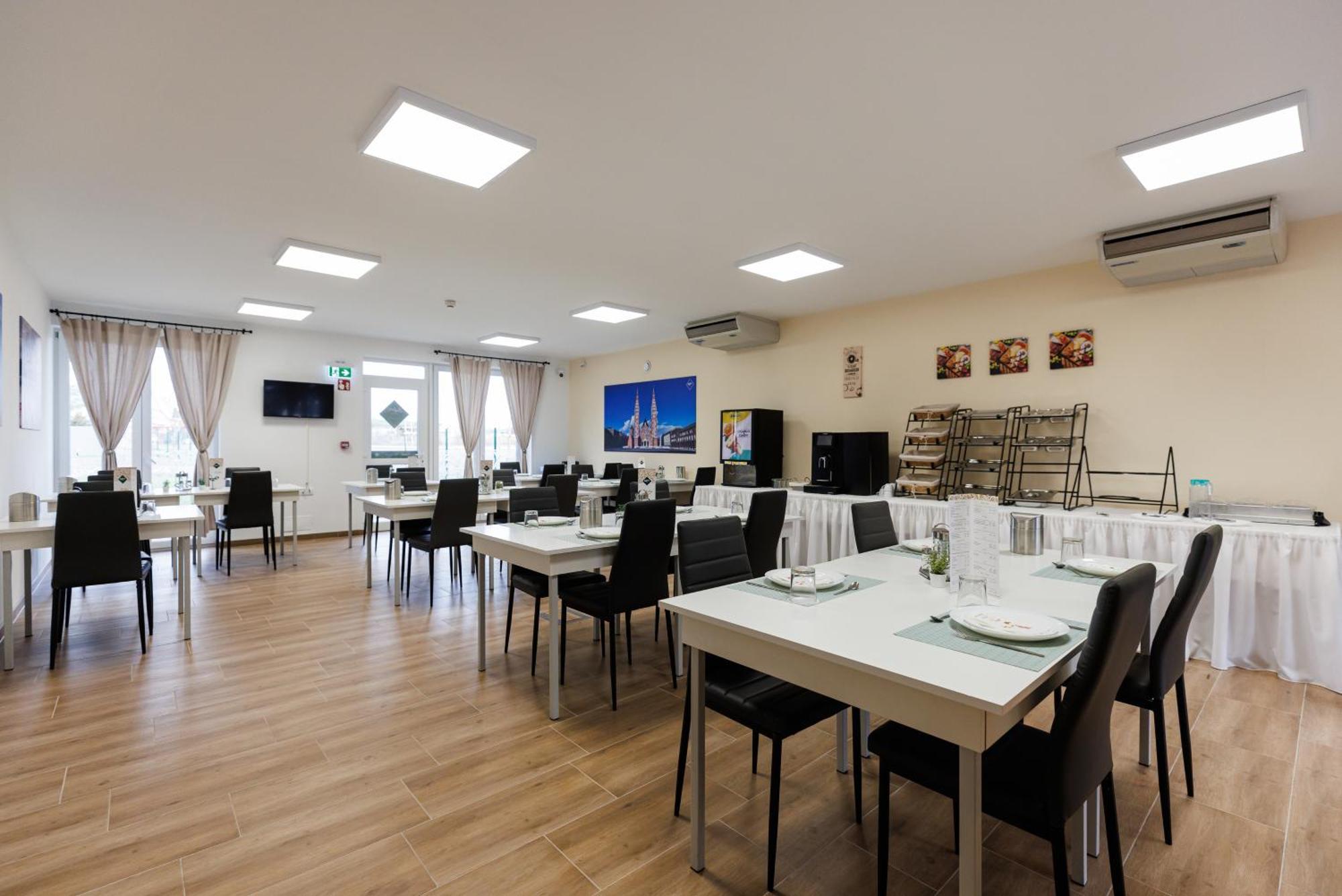 Safari Hotel Szeged Buitenkant foto